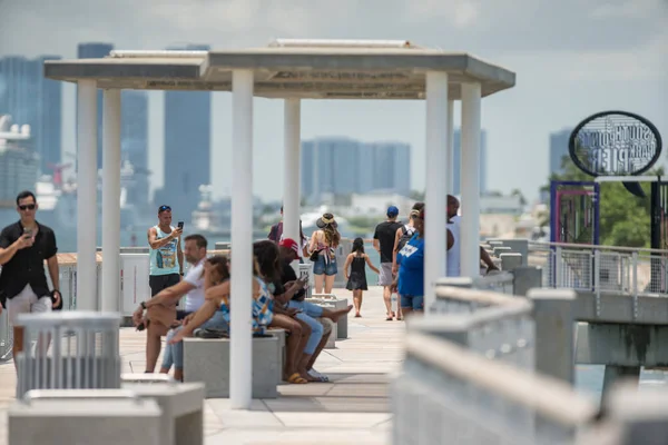 Zdjęcie turystów na Miami Beach South Pointe Park Fishing Pier — Zdjęcie stockowe