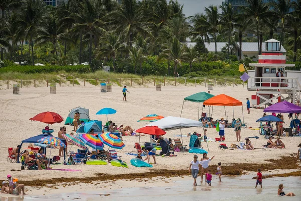 Turistas em Miami Beach. Preparando-se para um dia na praia — Fotografia de Stock
