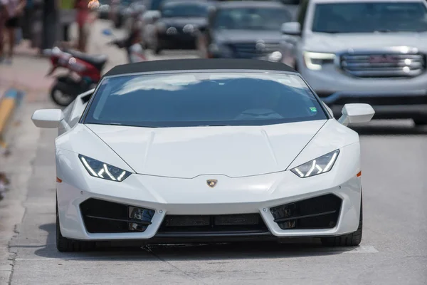 Biały Lamborghini zaparkowany w Miami Beach — Zdjęcie stockowe