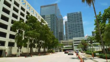 Zemin hareket görüntüleri Brickell Se 8 St yaklaşıyor.