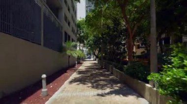 Şehirde yüksek binalar arasında ileri hareket görüntüleri yolu