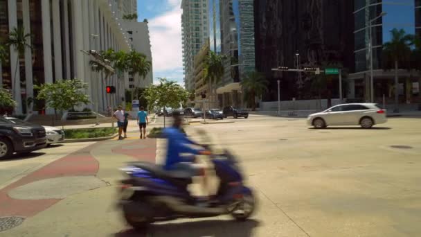 Torre Popular Banco Downtown Brickell Miami Câmera Baixa Inclinando — Vídeo de Stock