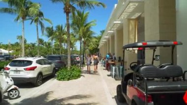 Miami Beach 4k 60p yürüyen güzel tan kadın