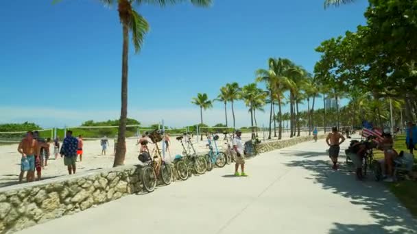 迈阿密海滩塔自行车和排球比赛 — 图库视频影像
