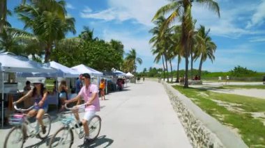 Bir gimbal stabilize hareket kamerası 4k 60p ile Ocean Drive Shot Miami Beach hafta sonu çiftçi pazar