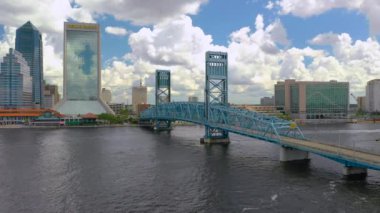 St Johns Nehri ve John Aslop Köprüsü de dahil olmak üzere hava video Jacksonville Florida