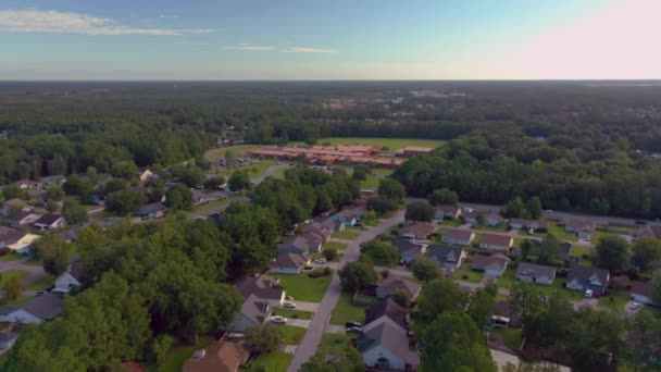 学校に近づく空中映像住宅街 — ストック動画