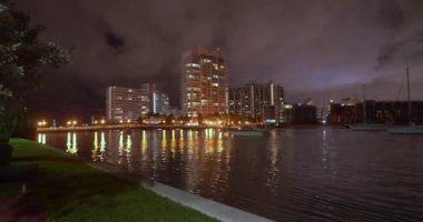 Ağır bulutlu Miami Beach fırtına gece öncesi sakin
