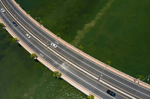Kurvenreiche Straße über Wasser. Gemeinsame Radwege gestrichen — Stockfoto