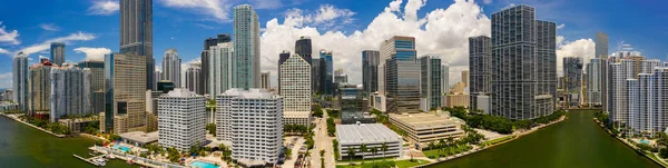 Lucht panorama tegenover het centrum van Brickell Miami — Stockfoto
