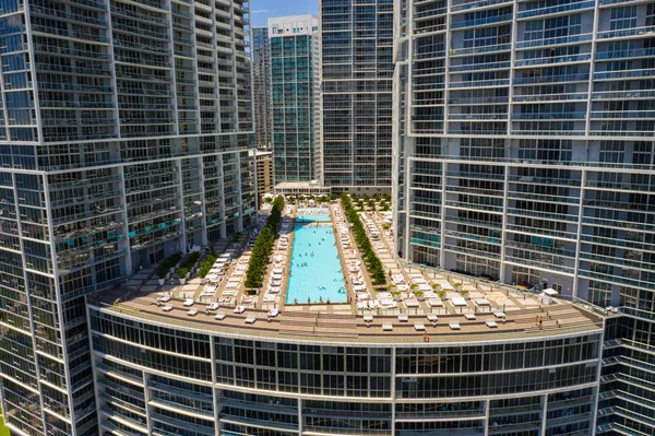 Icon Brickell és W Hotel luxus előkelő medence — Stock Fotó