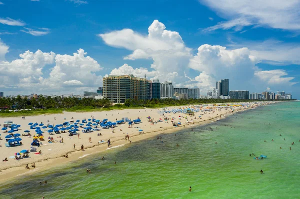 Sommer in miami beach florida. Luftbild mit einer Drohne aufgenommen — Stockfoto