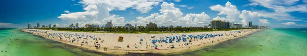 Foto aerea panoramica Miami Beach estate. Turisti prendere il sole o — Foto Stock