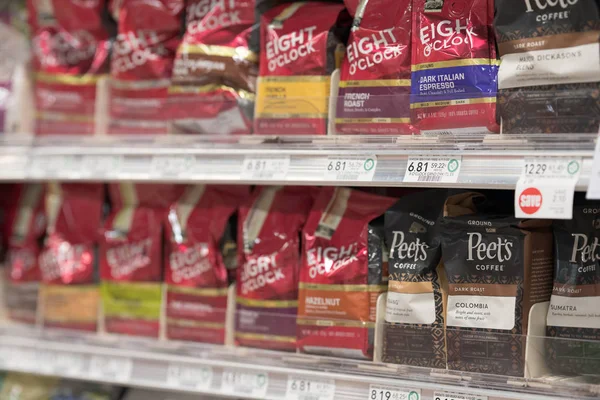 Vendita su chicchi di caffè in un supermercato — Foto Stock