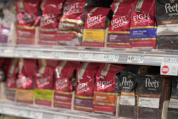 Kávové bobky na poličce v supermarketu — Stock fotografie
