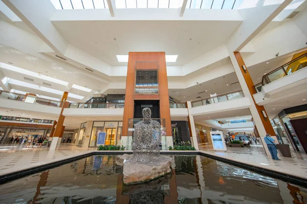 Socha Jaume Plensa na Aventuře Mall v duši Floridy — Stock fotografie