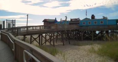 Pier 14 Myrtle Plajı'na varış