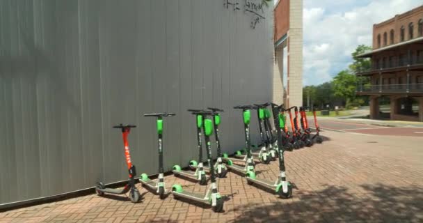 Lime Spin Ride Akcji Elektrycznych Skutery Downtown Rzędu — Wideo stockowe