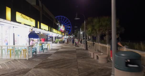 Wandelen Onder Toeristen Myrtle Beach Boardwalk Nachts Zomer Vakantiebestemming — Stockvideo