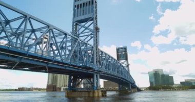 John Alsop Köprüsü Downtown Jacksonville Fl altında Hareket görüntüleri