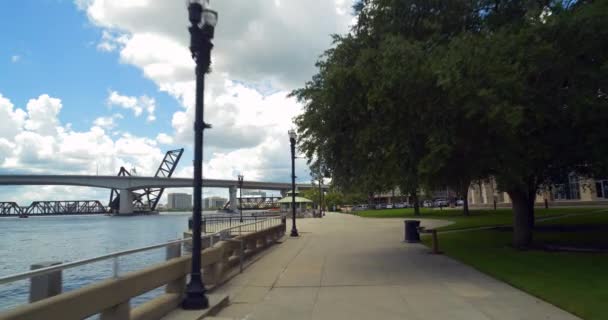 Ground Motion Footage Downtown Jacksonville Riverwalk Scene — Stock Video