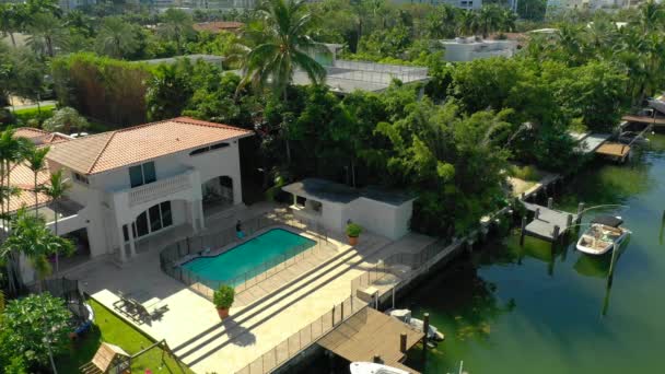 Aerial Video Guy Cleaning Swimming Pool — Stock Video