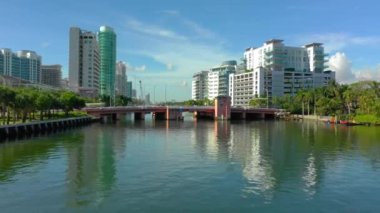 Tekne bir beraberlik köprü yaklaşıyor ve durdurmak için geliyor