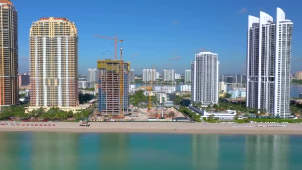 Luftaufnahmen Nähern Sich Den Anwesen Acqualina Sonnigen Inseln Strand Florida — Stockvideo