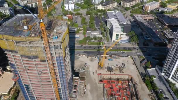 空中拉出揭示在阿夸利纳阳光岛建筑工地2019年庄园 — 图库视频影像