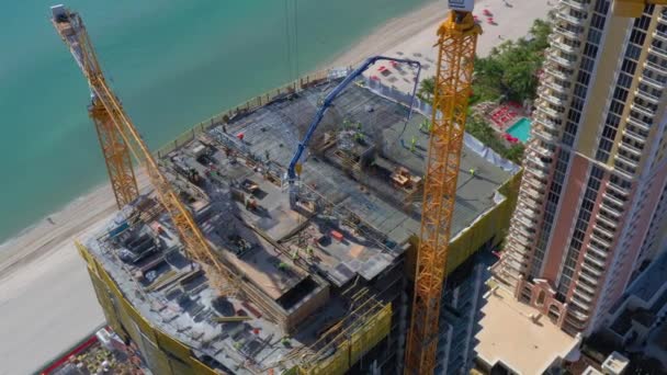 Vidéo Aérienne Hommes Travaillant Dans Gratte Ciel Construction Ciment Coulant — Video