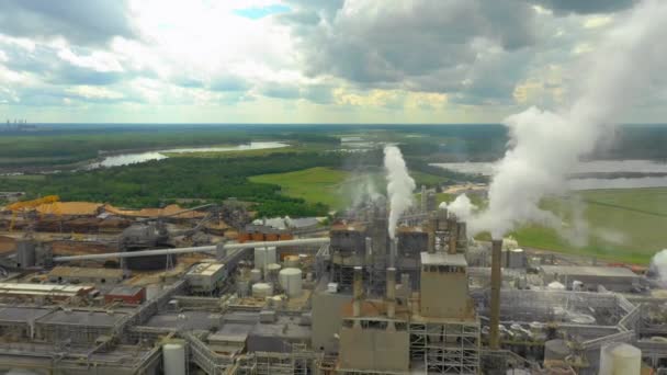 煤电厂空中天桥通过蒸汽产生的烟雾 — 图库视频影像