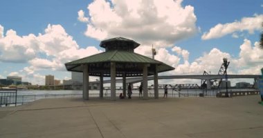 Jacksonville Landing riverwalk St Johns Nehri gimbal stabilize kamera ile hareket halinde vurdu