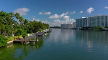 Tekne asansörleri ile Düşük hava görüntüleri lüks Miami Beach sahil evleri