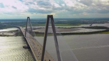 Sinematik hava video Arthur Ravenel Köprüsü Charleston Sc