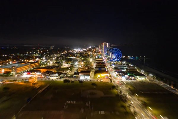 Motion blur flying approach Myrtle Beach en las luces nocturnas de la ciudad — Foto de Stock