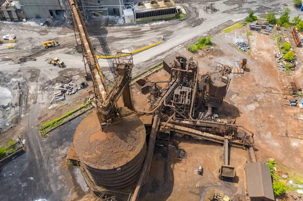 Antenne boven een oude geroeste industriële molen — Stockfoto