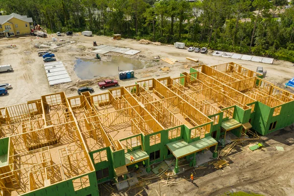 Luftbild-Baustelle mit Männern bei der Arbeit — Stockfoto