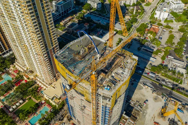 Fastigheter på Acqualina under uppbyggnad med kranar — Stockfoto