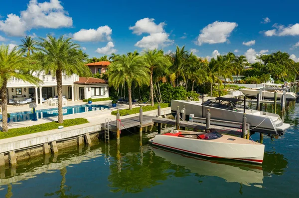 Moderne luxe herenhuizen in Miami Beach met jachten — Stockfoto