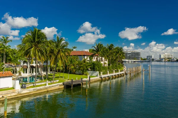 Εναέρια τηλεκατευθυνόμενο φωτογραφία Miami Beach Lux σπίτια στον κόλπο — Φωτογραφία Αρχείου