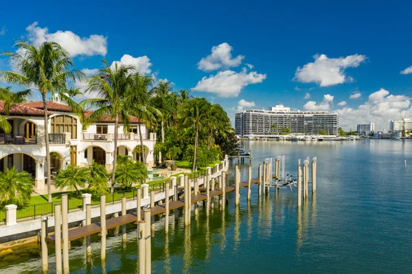 Aerial Shot av Miami Beach lyx herrgårdar av de rika och kä — Stockfoto