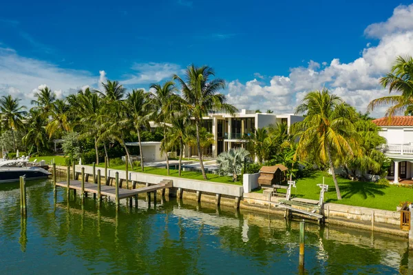Современные роскошные особняки в Майами-Бич — стоковое фото