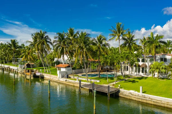 迈阿密海滩豪华住宅的航拍在水面上 — 图库照片