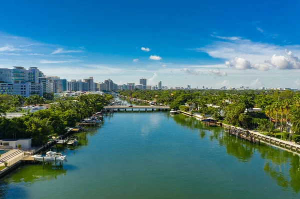 Photo Aérienne Voie navigable Miami Beach Indian Creek avec des maisons de luxe — Photo