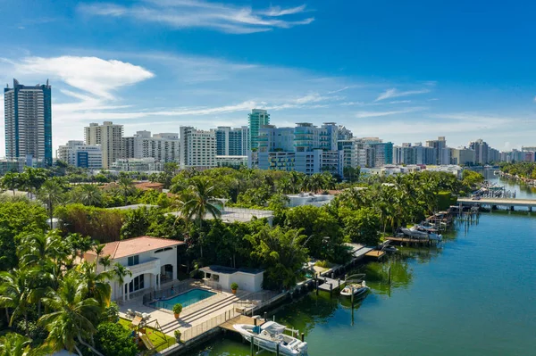 Mansions in Miami Beach waterfront scene — Stock Photo, Image