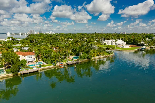 Luxusní nábřeží v Miami Beach s trubovou výstřelí — Stock fotografie