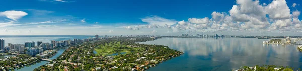 Szép légi panoráma Miami Beach sziget és öböl — Stock Fotó