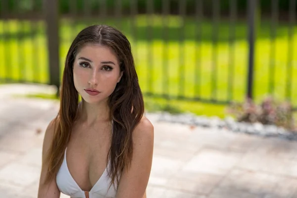 Schöne junge Freundin sitzt im Bikini — Stockfoto