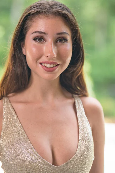 Happy young woman smliing at camera — Stock Photo, Image