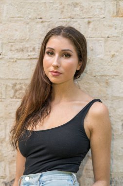 Onun geç gençler veya yirmili yaşlarının başında bir kalça genç kadının Fotoğrafı